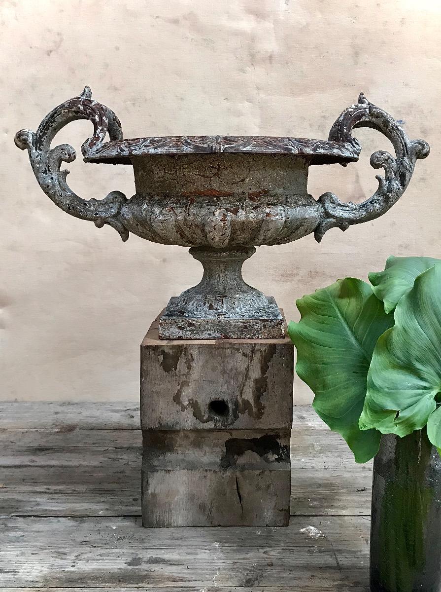 https://www.ericbienaime.com/galleries/cast-iron-garden-urn-3263948-en-max.jpg